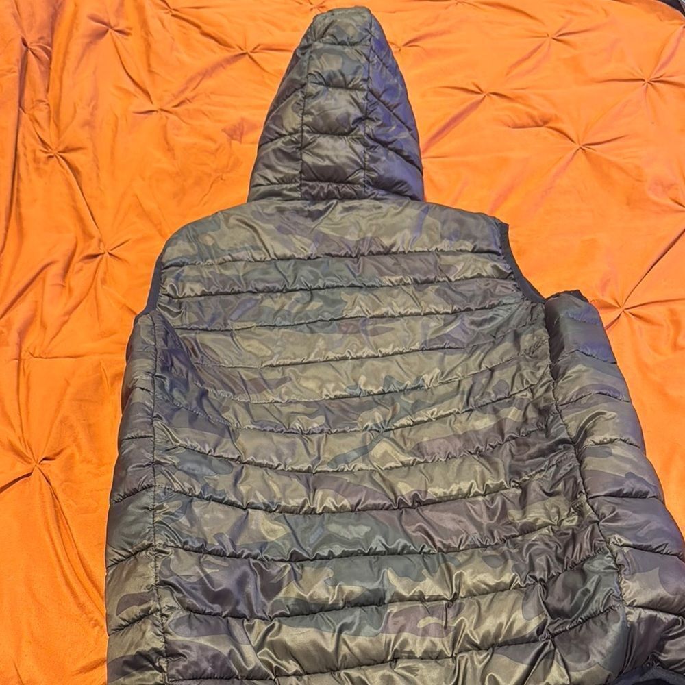 Camouflage Puffer Vest with Hood - Picture 2 of 4